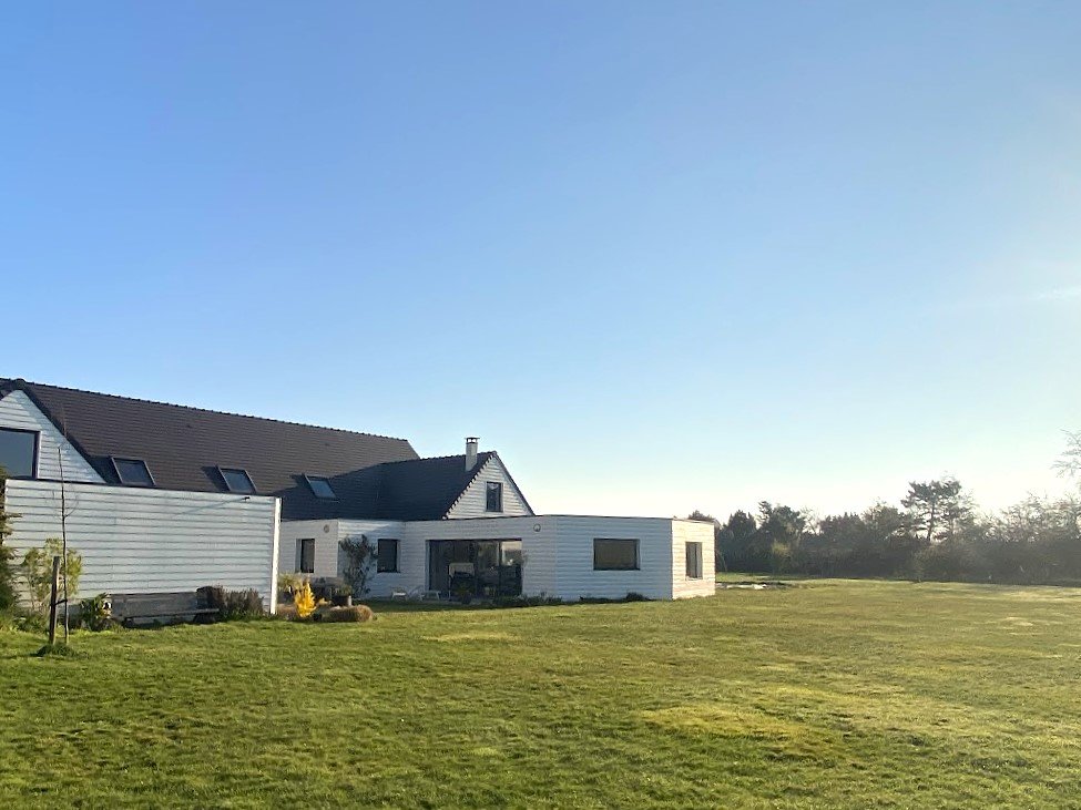 Domaine d’exception de près de 7.5 hectares clôturé avec maison de caractère, étang profond, hutte de chasse et installations équestres