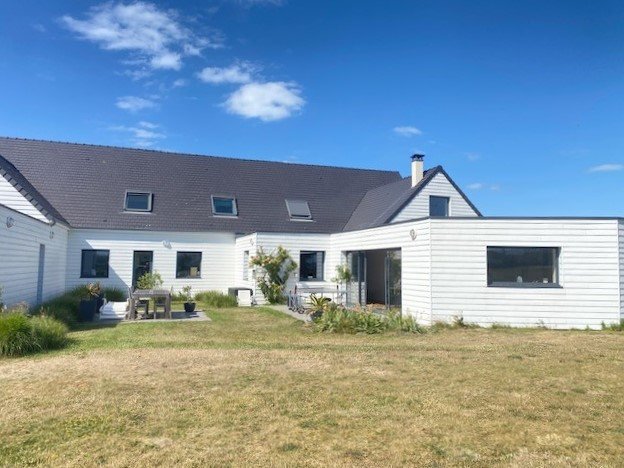 Domaine d’exception de près de 7.5 hectares clôturé avec maison de caractère, étang profond, hutte de chasse et installations équestres