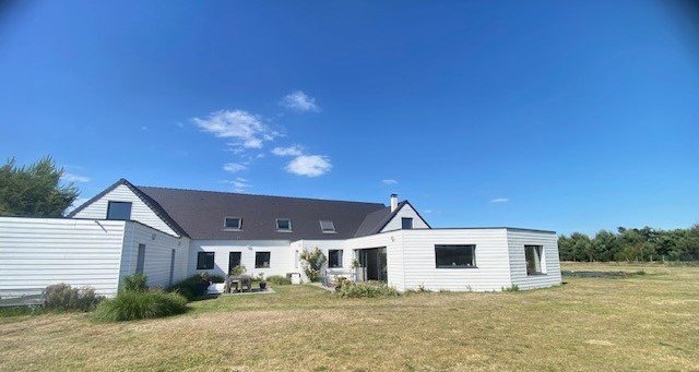 Domaine d’exception de près de 7.5 hectares clôturé avec maison de caractère, étang profond, hutte de chasse et installations équestres