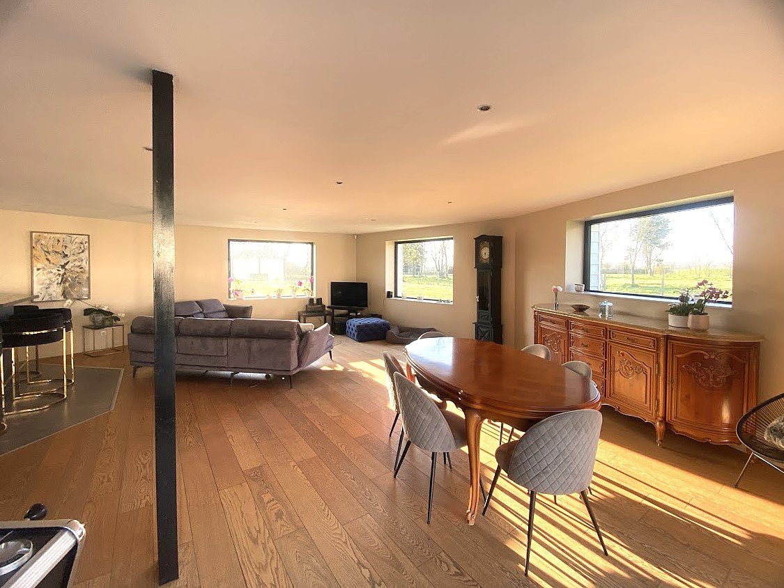 Domaine d’exception de près de 7.5 hectares clôturé avec maison de caractère, étang profond, hutte de chasse et installations équestres