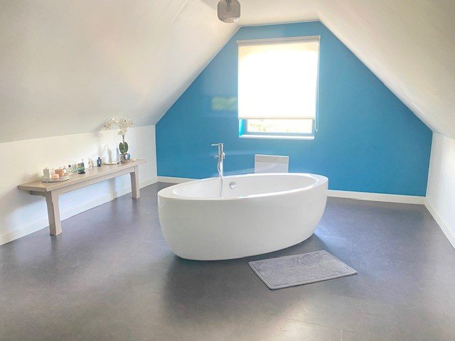 Domaine d’exception de près de 7.5 hectares clôturé avec maison de caractère, étang profond, hutte de chasse et installations équestres