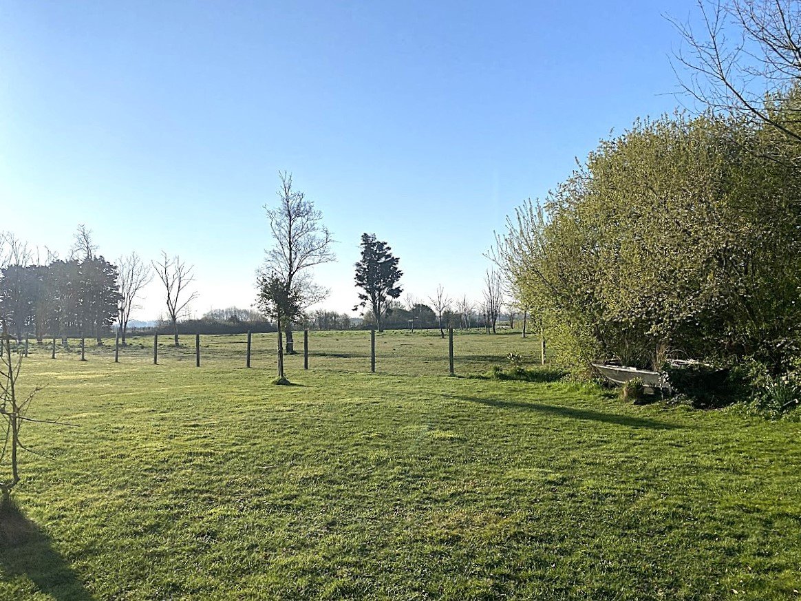 Domaine d’exception de près de 7.5 hectares clôturé avec maison de caractère, étang profond, hutte de chasse et installations équestres