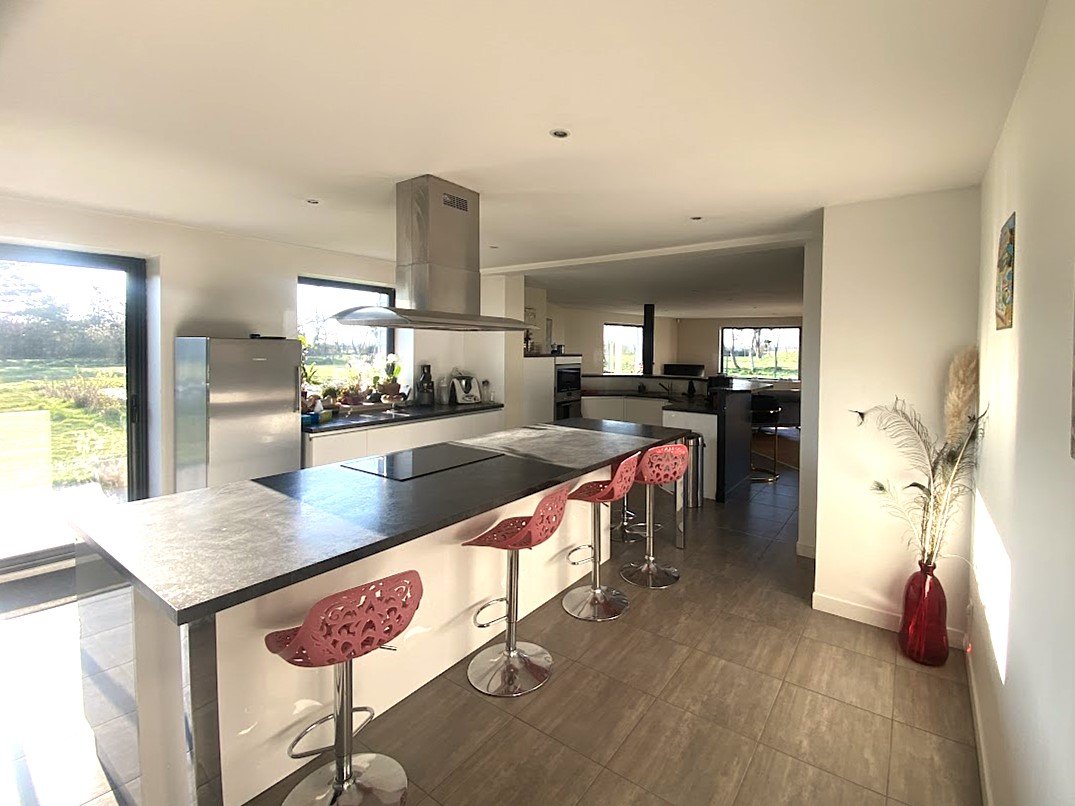 Domaine d’exception de près de 7.5 hectares clôturé avec maison de caractère, étang profond, hutte de chasse et installations équestres